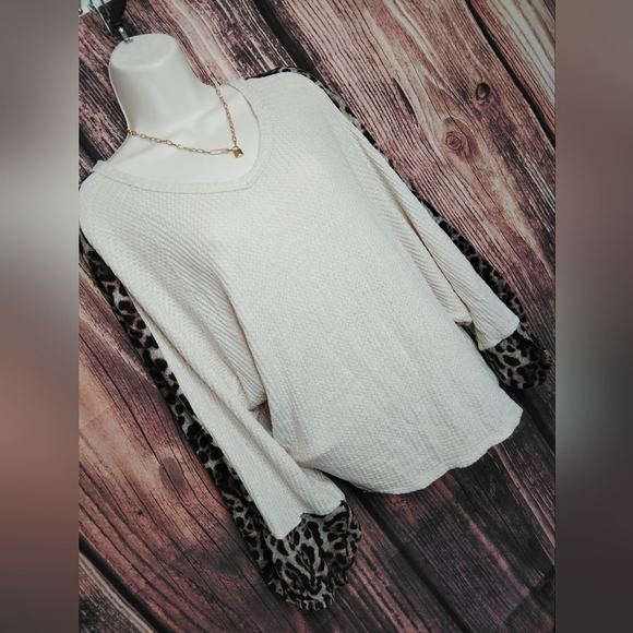 2 For $25 Vocal Cream Sweater with Leopard Print Sleeves Size XL - Picture 3 of 6